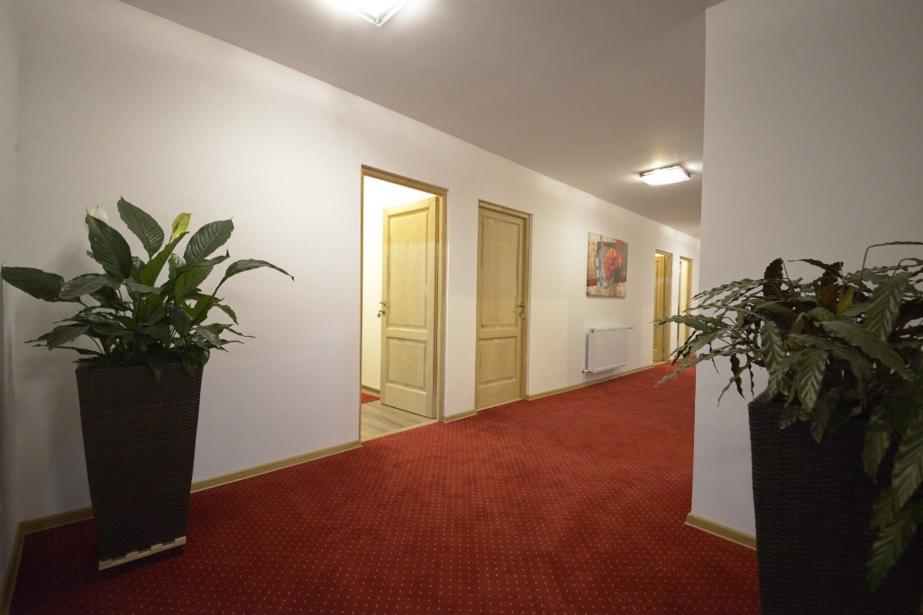 Hol luminos cu camere numerotate — Casa Pozitiv Relax